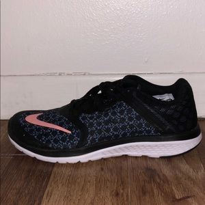 Black and navy Nike tennis shoes